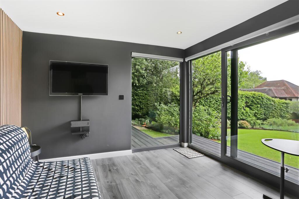 1249733894 - 43 Green Curve, SM7 - 62.jpg