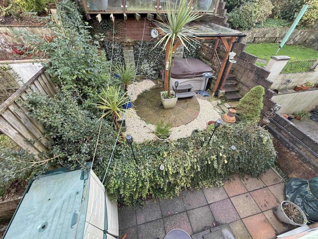 Edwards Close 27 - Garden 1.jpg