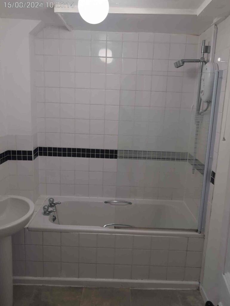 GardenFlat37Whatley Bathroom