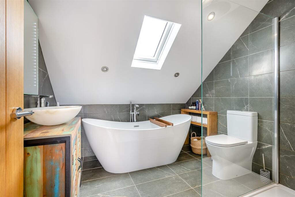 8593312-interior32.jpg