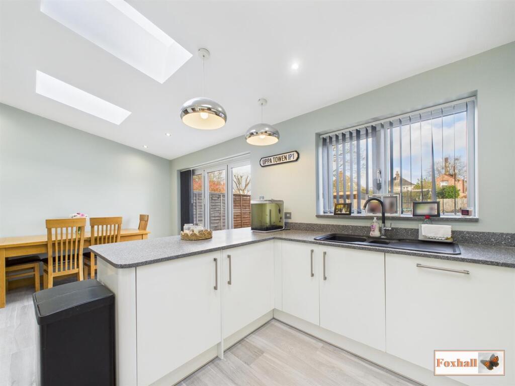 Kitchen  / Breakfast / Dining