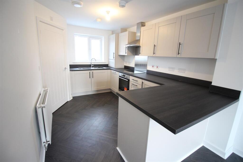 Lounge/Fitted Kitchen