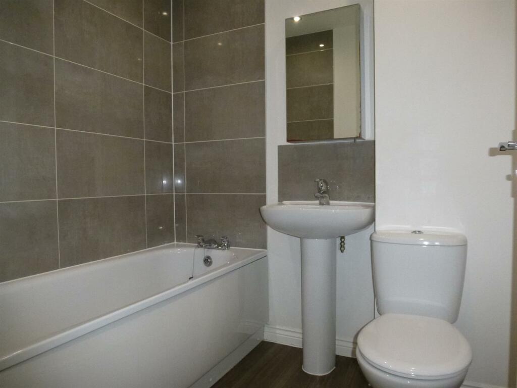 Bathroom - 15 Edmonton Way.JPG