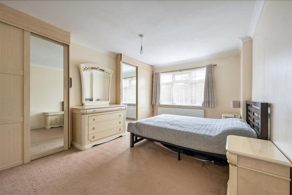 Onslow Gardens, E18