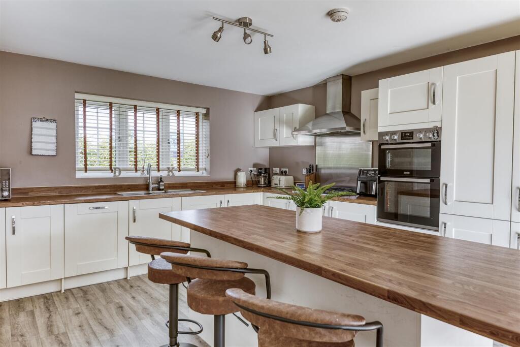 Fabulous Open Plan Living Kitchen with Lounge/Dini