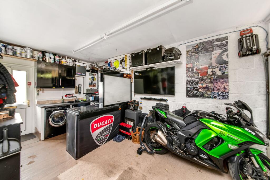 INTEGRAL WORKSHOP / GARAGE