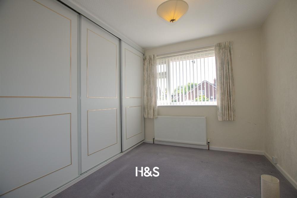 4 Eves Croft - bed1.jpg