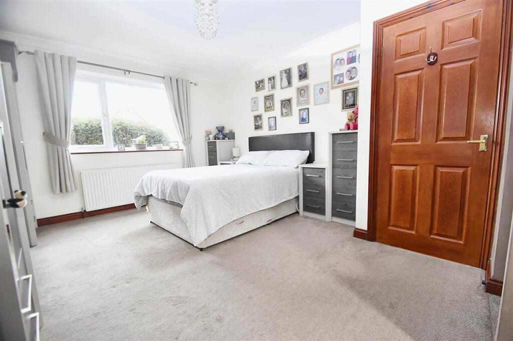 PRINCIPAL BEDROOM