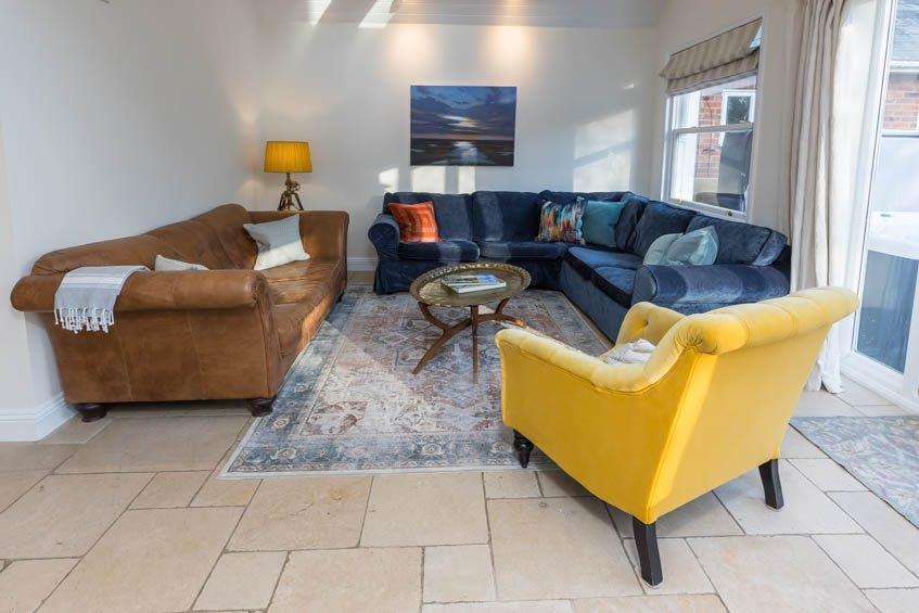 LIVING ROOM 2_ (002).jpg