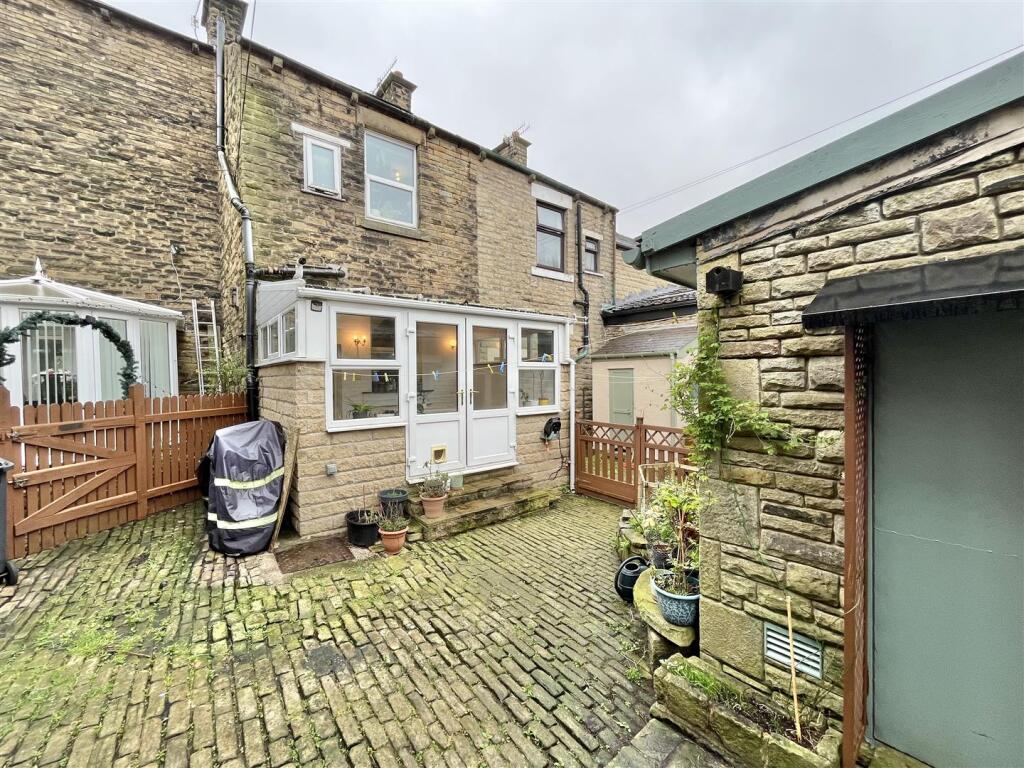 Cobbled Rear Yard, Patio &amp; Garden Store