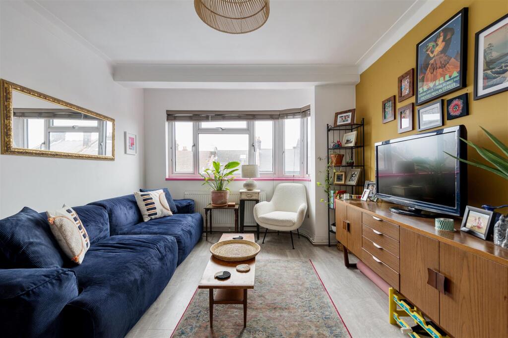 Bridge Court E10