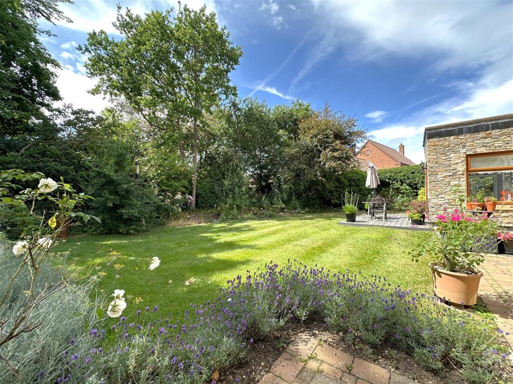 Beautifully Established Garden 539