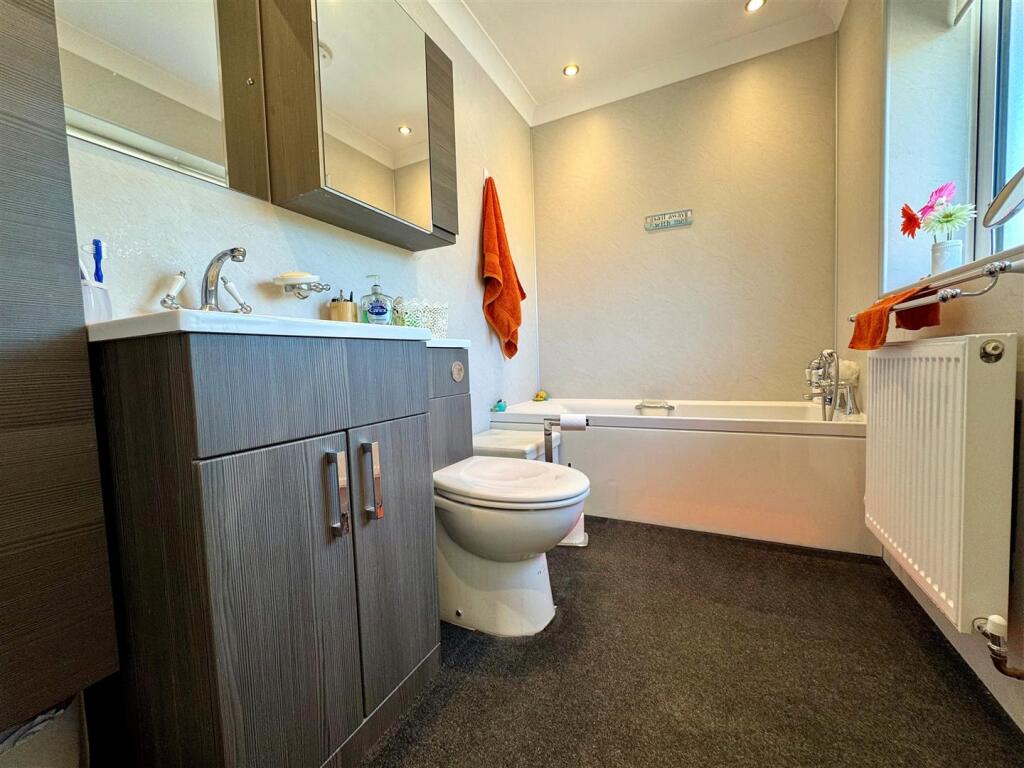 en-suite 2.jpg