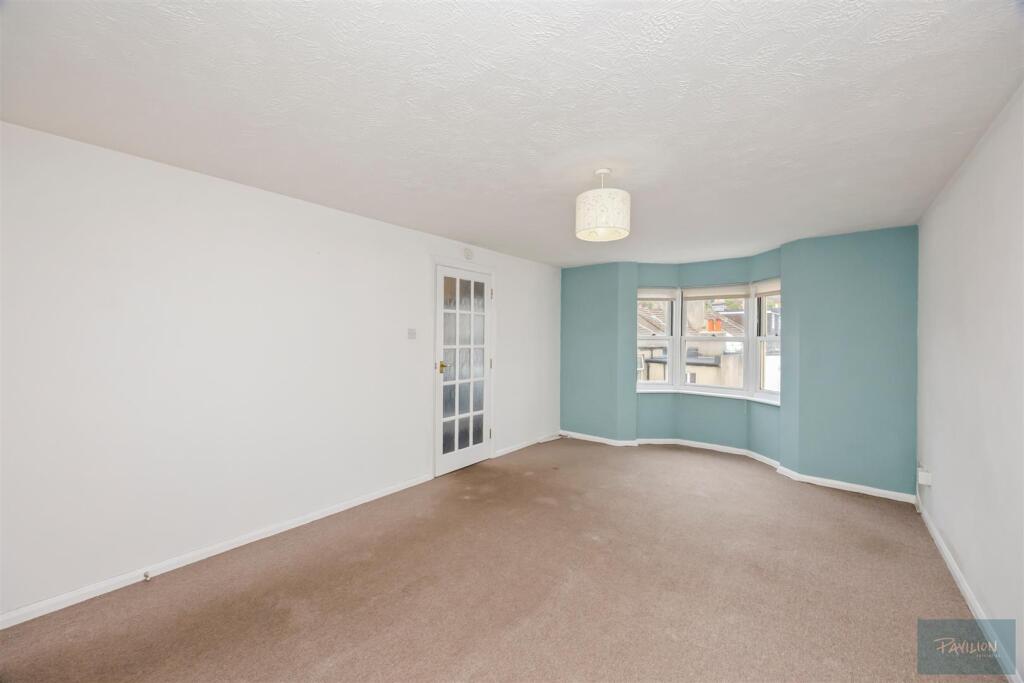 Park Crescent Place, Marlow Court 6_002.JPG