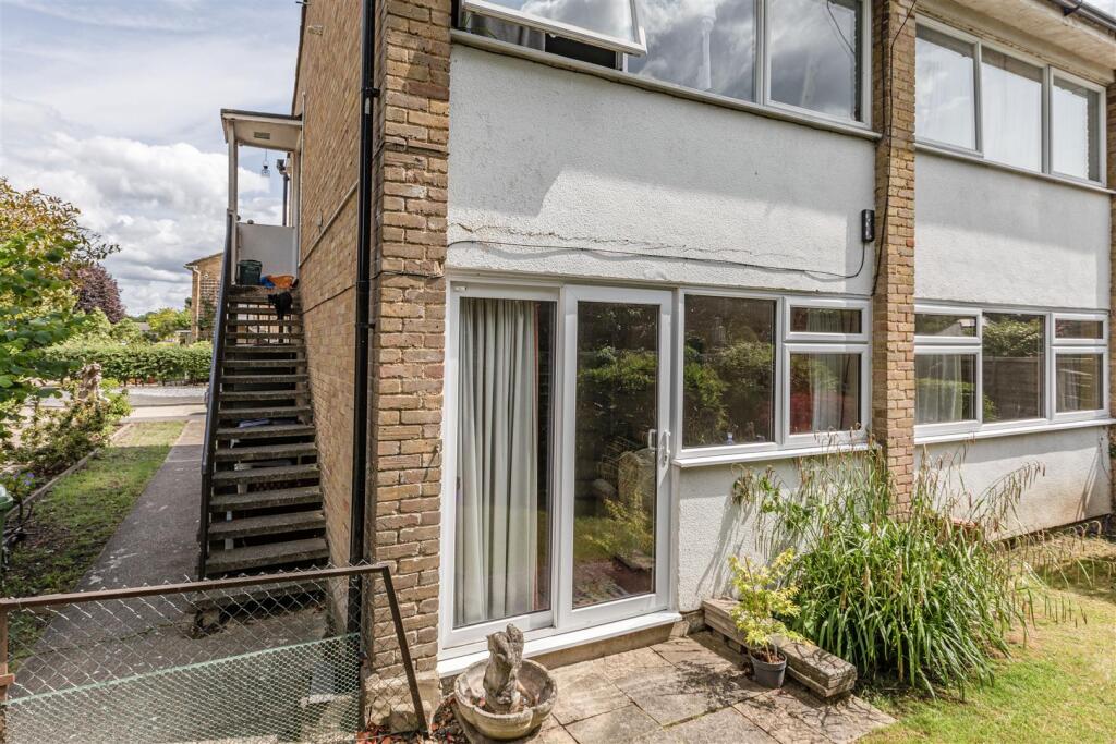 11 Old Orchard, KT14 7QX. - 14.jpg