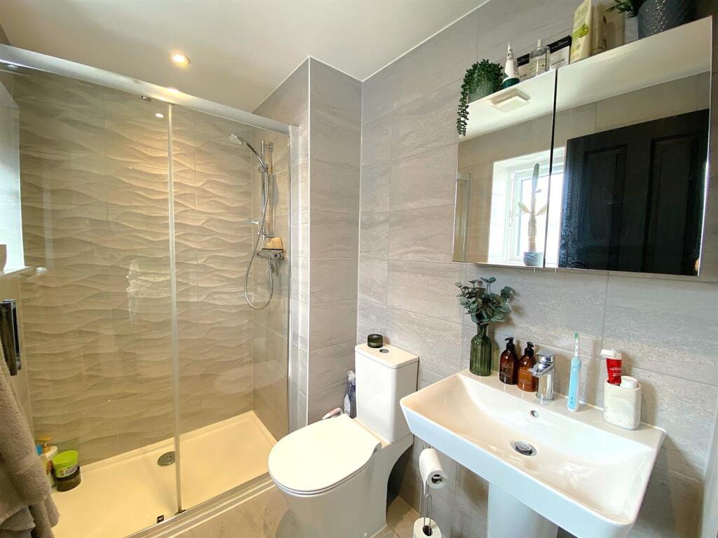 8 Daisy way - En Suite.jpg