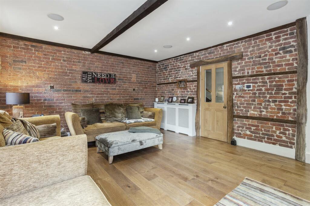 77240_Bentley Lodge 10 Egham Hill(14).jpg