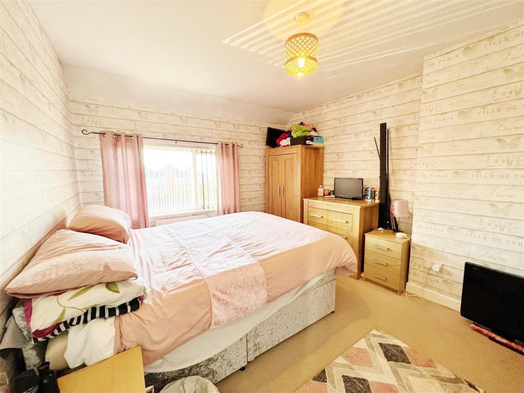 Bedroom 1.jpg