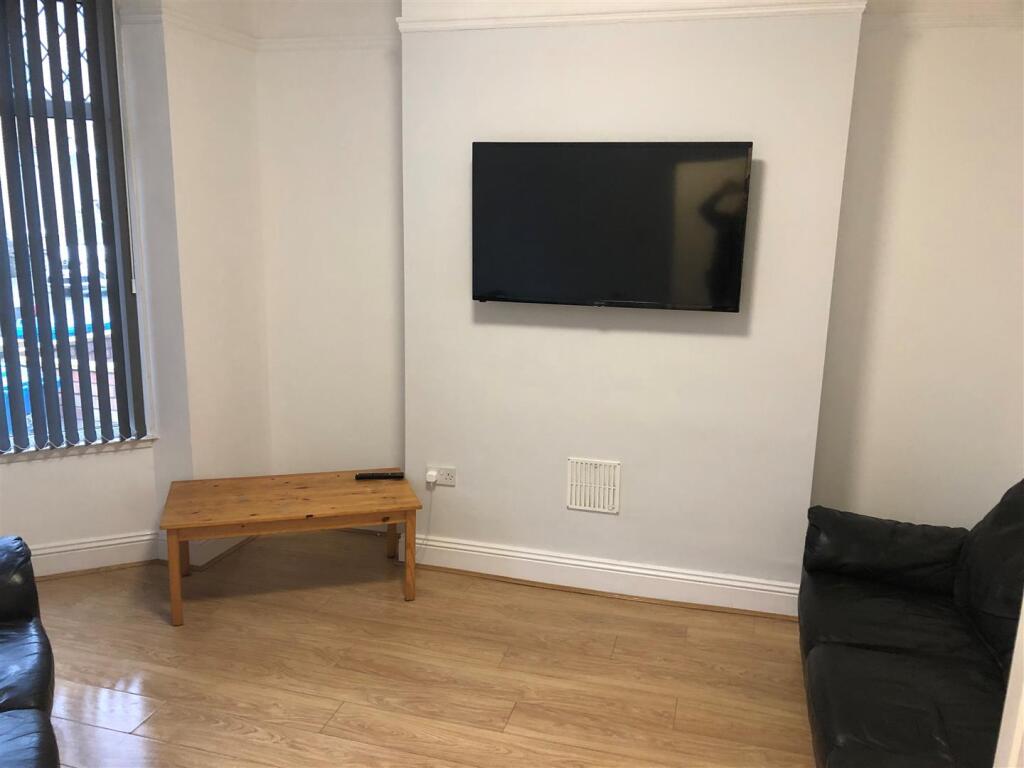 41 Heathcote Street  Livingroom1.2.jpg