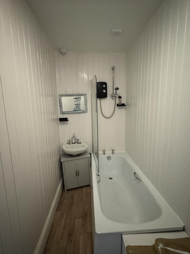 Flat 3, 20 Regent St - bathroom