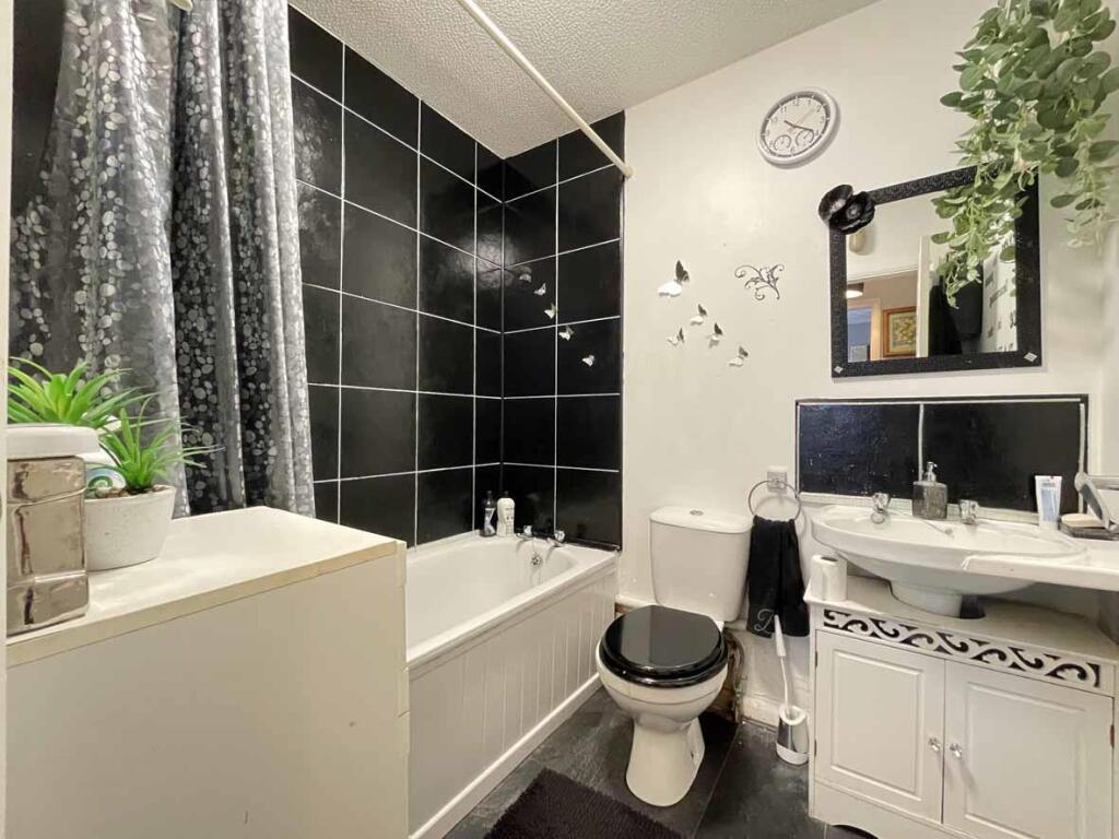 Clittaford View 5 Bathroom.jpg