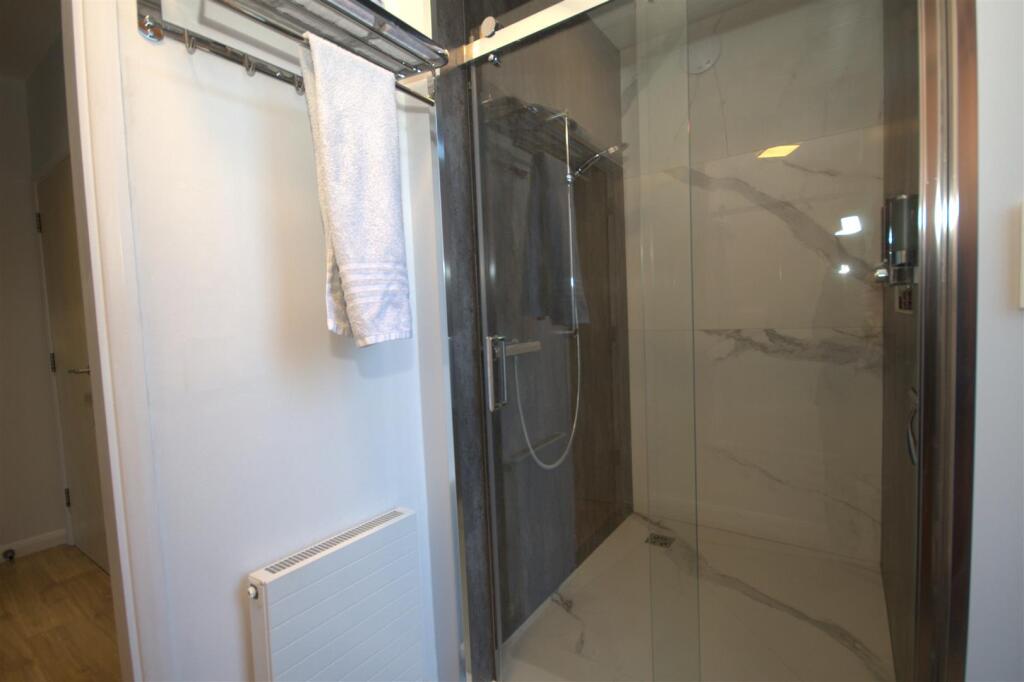 Entrance Hall / Wet Room