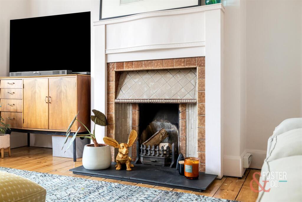 Amesbury Crescent, 4-017.jpg