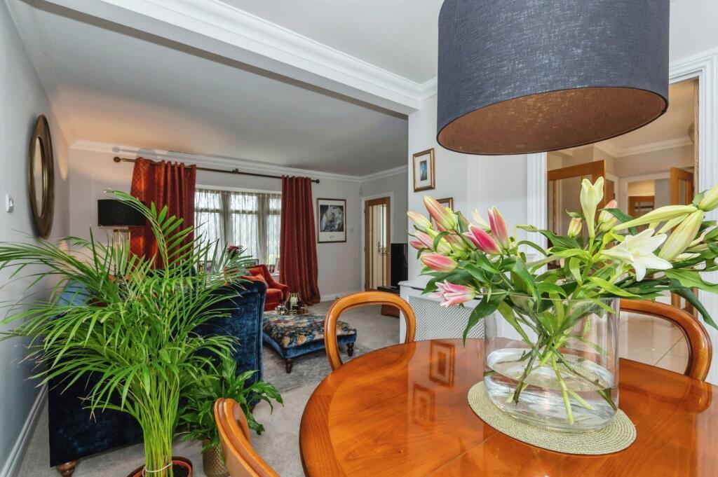 DINING/SITTING ROOM