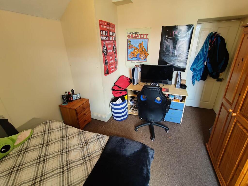 First floor rear bed