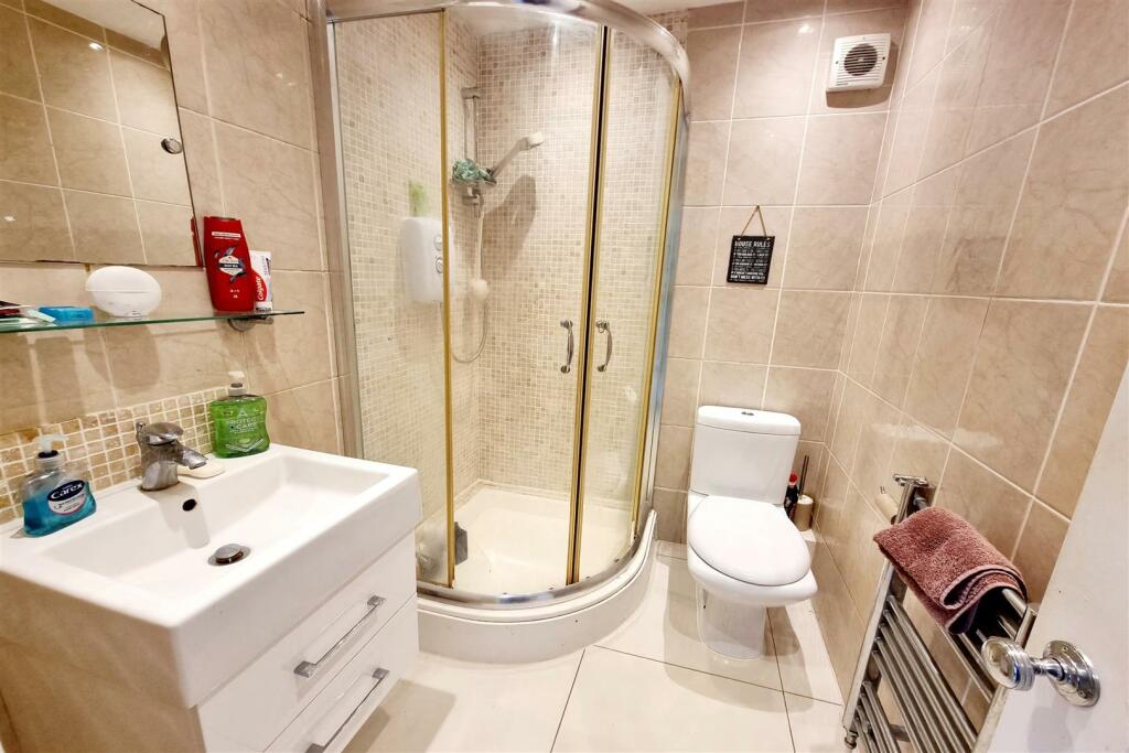 DOWNSTAIRS CLOAKROOM/SHOWER ROOM: