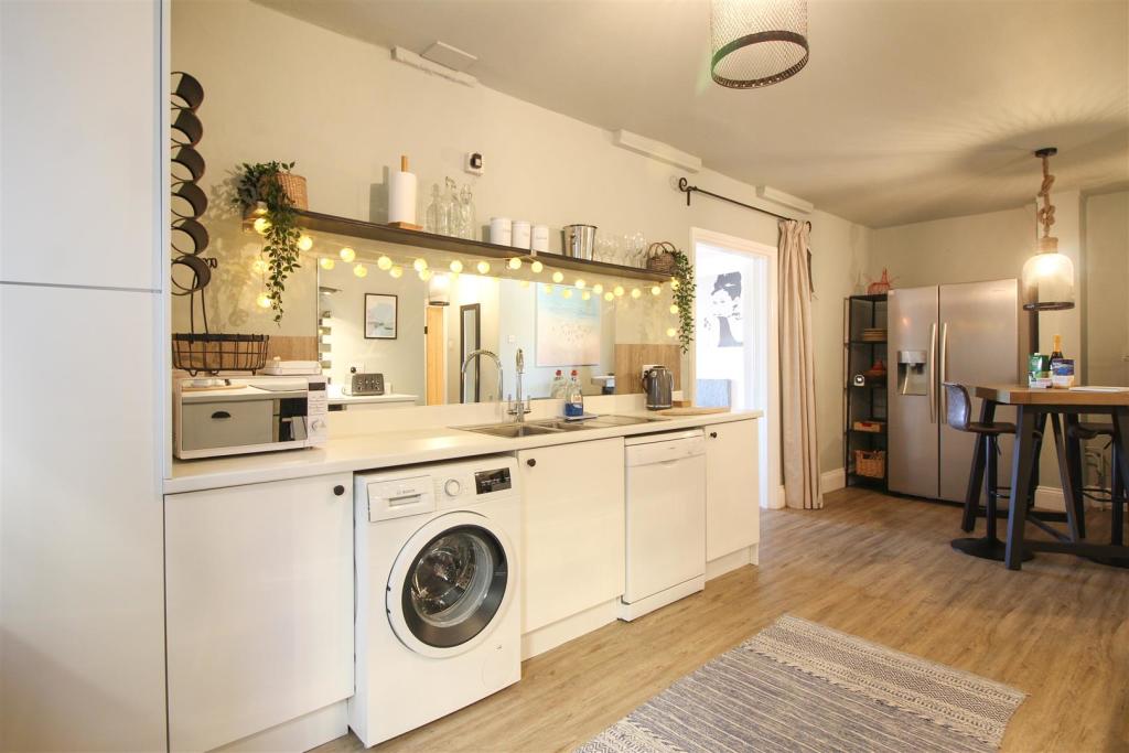 Kitchen 2.jpg