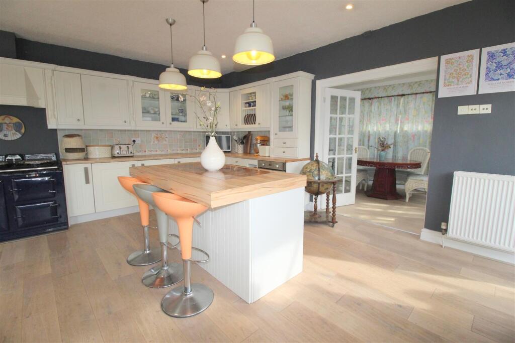 Breakfast Kitchen/Living Area