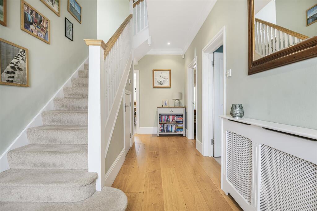 ENTRANCE HALL (pic 2)