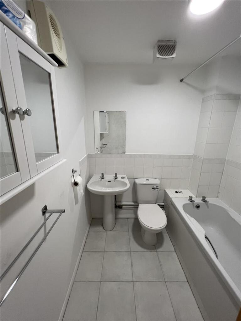 Bathroom IMG_6380a.jpg