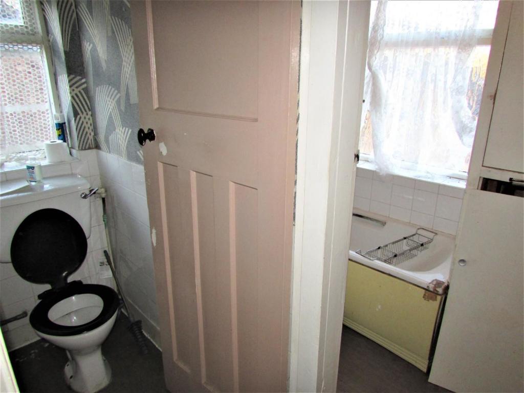 RosehayLn14bath2.JPG