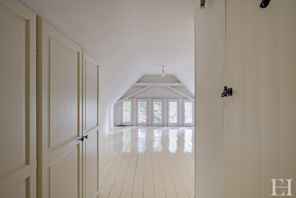 8659306-interiorW...