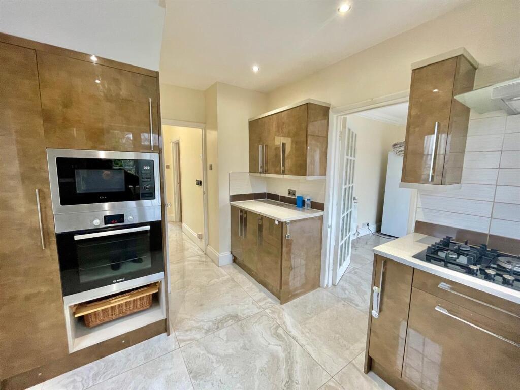 12 Kemble Close Kitchen 2.jpg