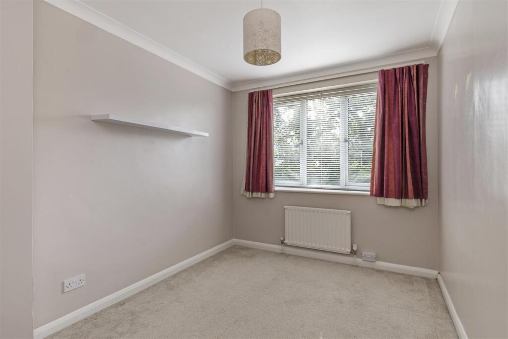 8 Orchard Gardens Cranleigh GU6 7LG-35.JPG