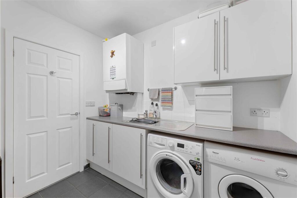 5 Banks Crescent-04.jpg