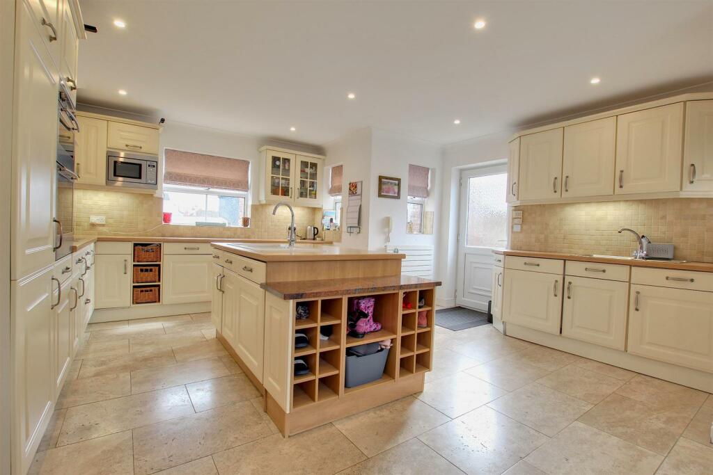 BREAKFAST KITCHEN