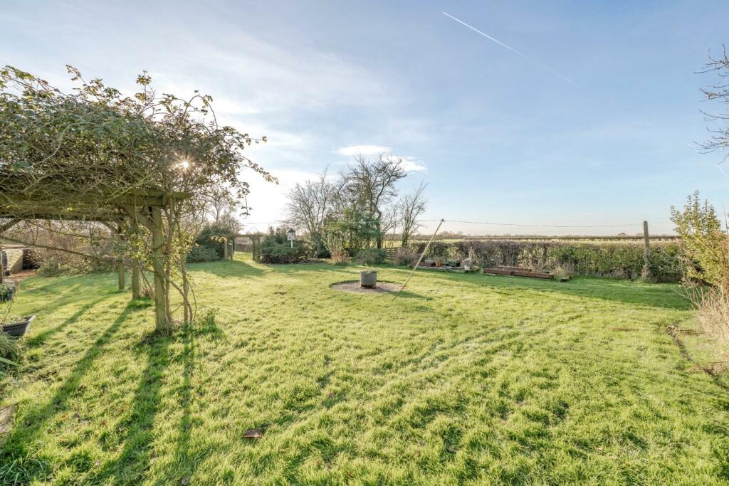 REAR GARDEN.JPG