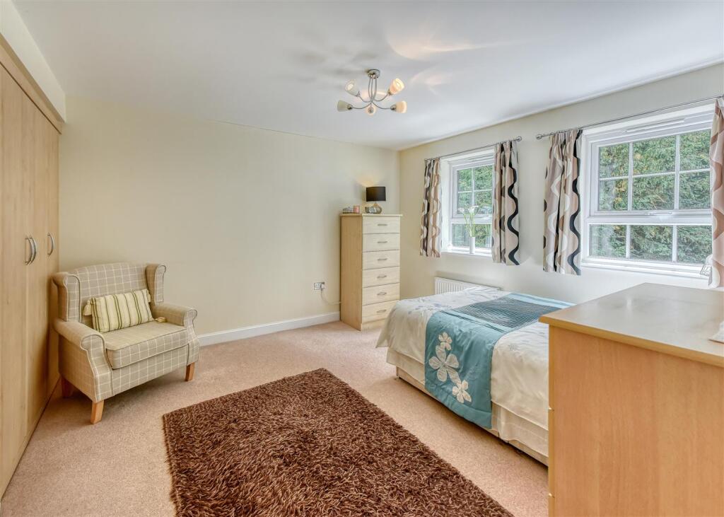 4 Great Hall Grove-bed3.jpg