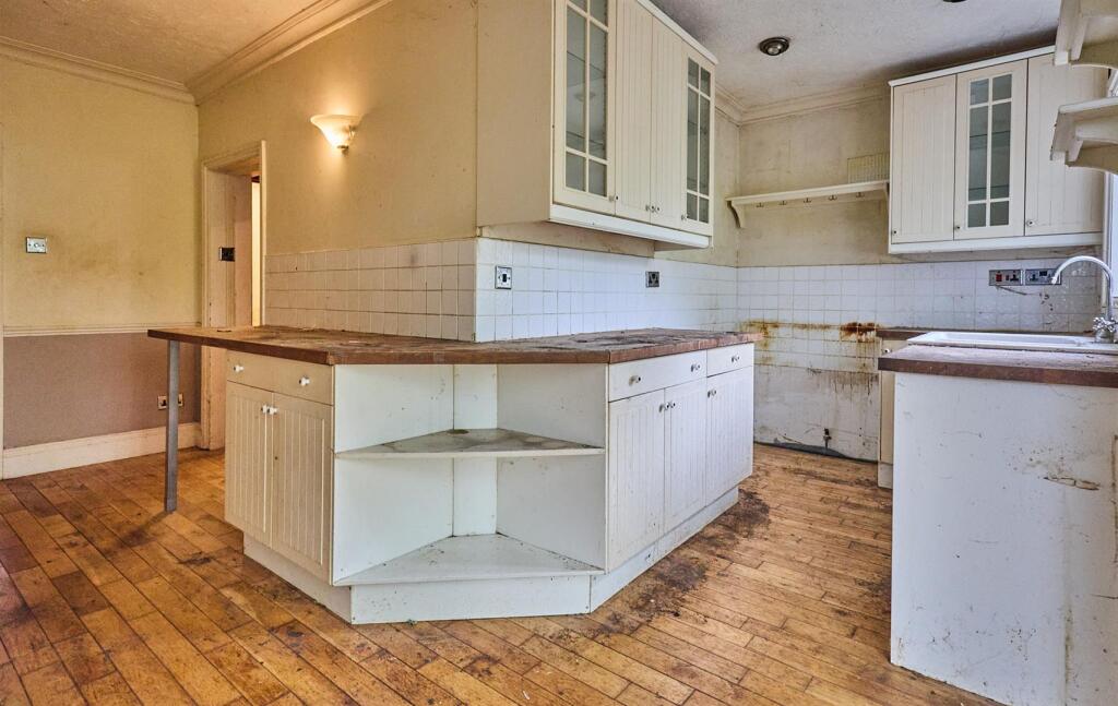 Rear L Shaped Dining/Kitchen