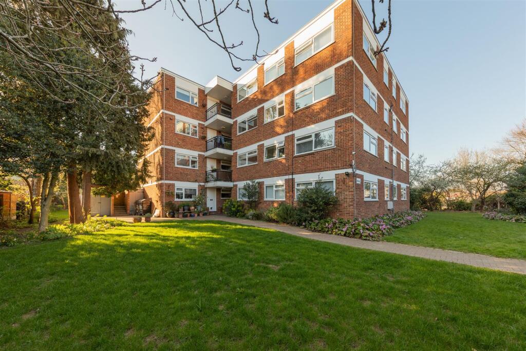 Lynwood Close, E18