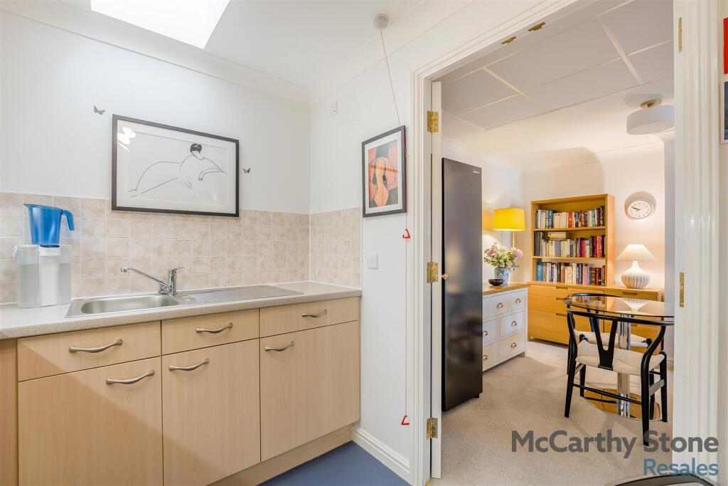 8671806-interior10.jpg