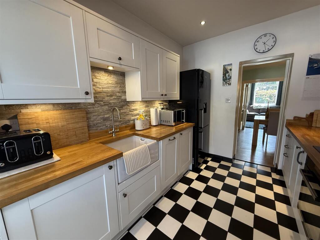 OPEN PLAN LOUNGE &amp; KITCHEN