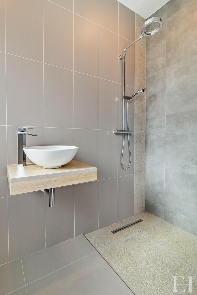 8623234-interiorW...