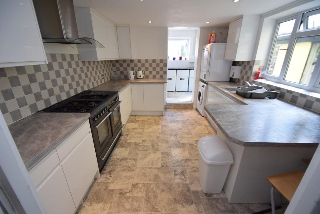 7 Marine Road kitchen.JPG