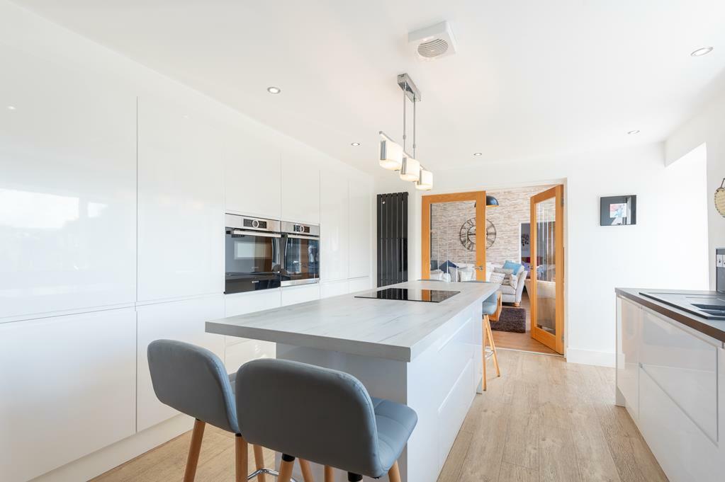 BREAKFASTING KITCHEN