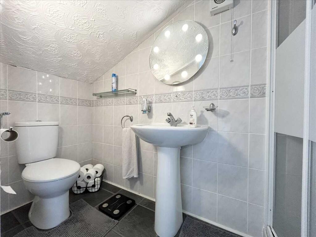 EN-SUITE SHOWER ROOM